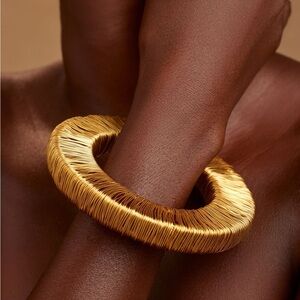 Archived Khoi Navi Elegant Gold Wire Bangle.